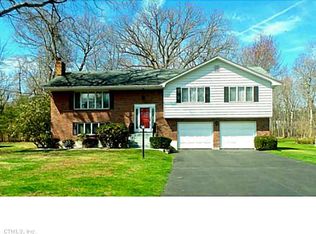 22 Robin Rd, Farmington, CT 06032