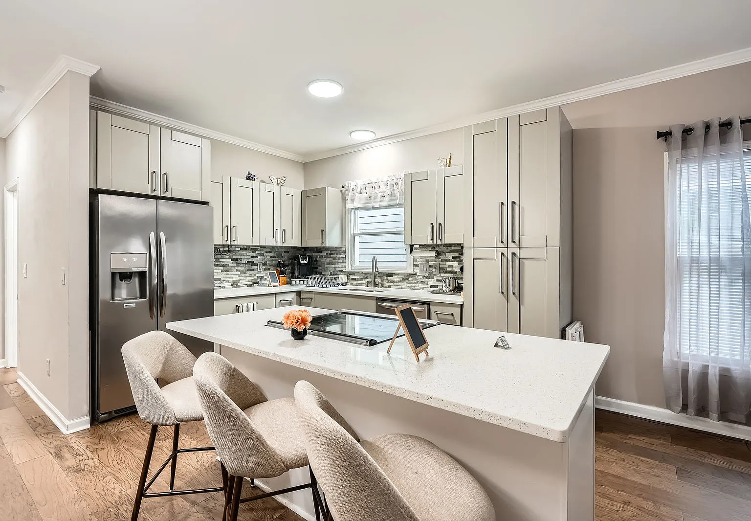 3 bed, 1360 sqft, $3,900 — Photo 3