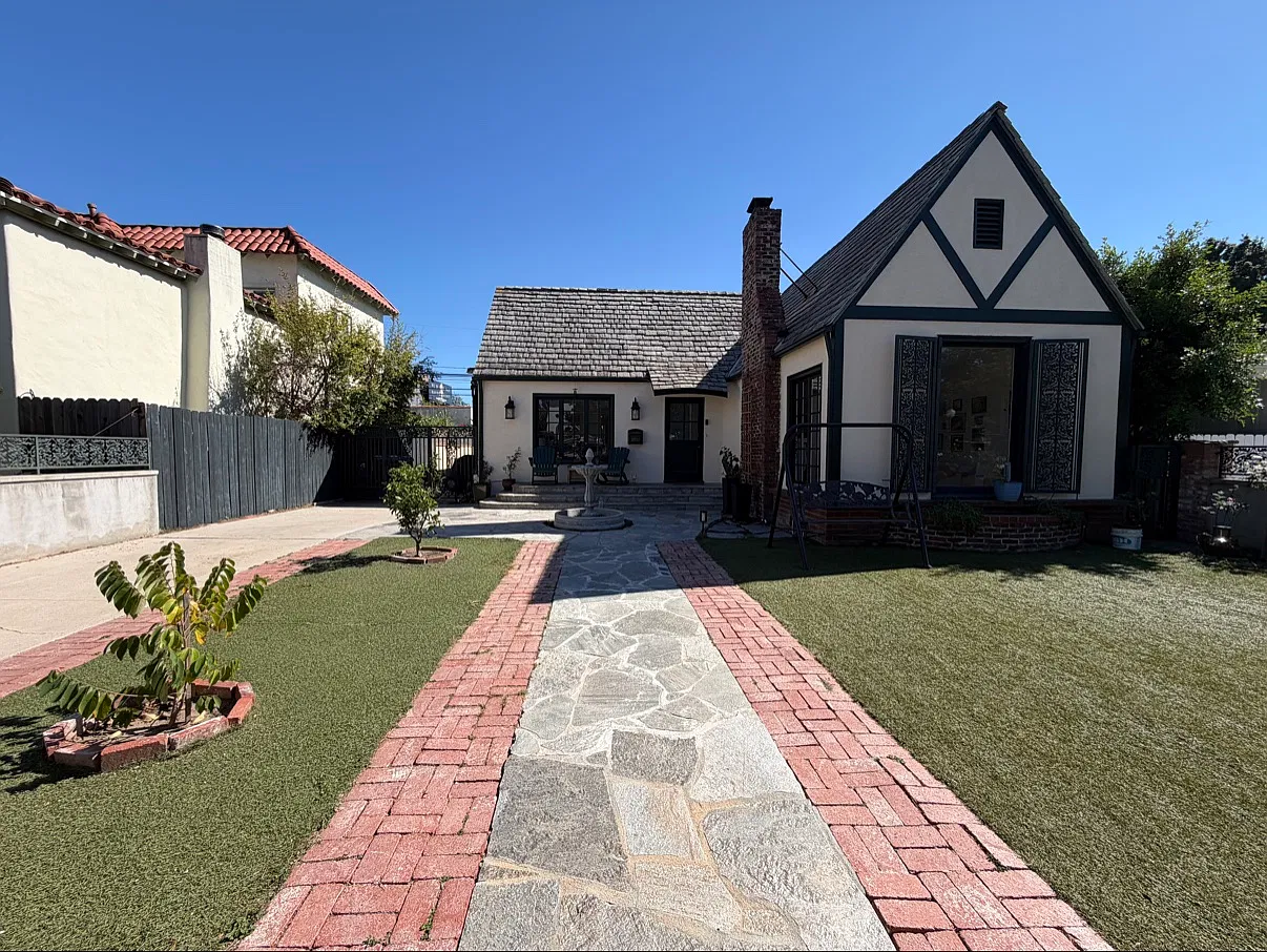 3 bed, 2.5 bath, 2292 sqft, $10,950 — Photo 2