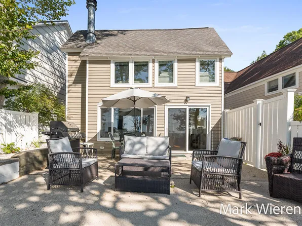 1144 S Harbor Dr, Grand Haven, MI 49417