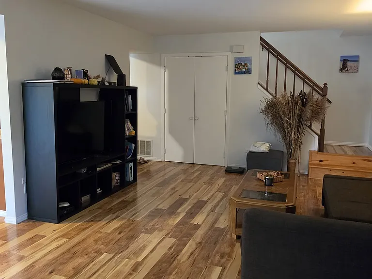 466 Tyler Ct — Photo 2