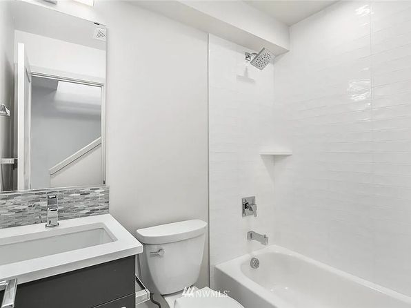 5044 Sand Point Pl NE