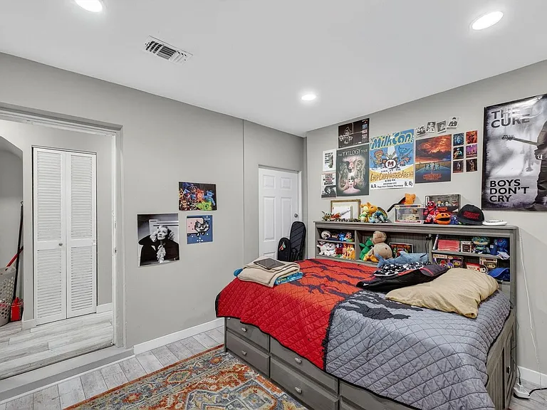 1570 NE 30th Pl — Photo 19