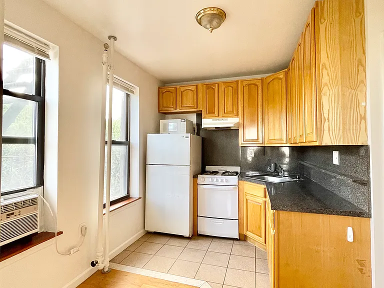 112 Graham Ave #10 — Photo 3