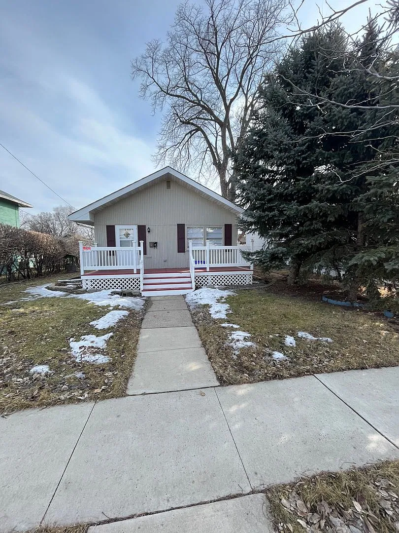 4 Bedroom 2 Bathroom House — Photo 1