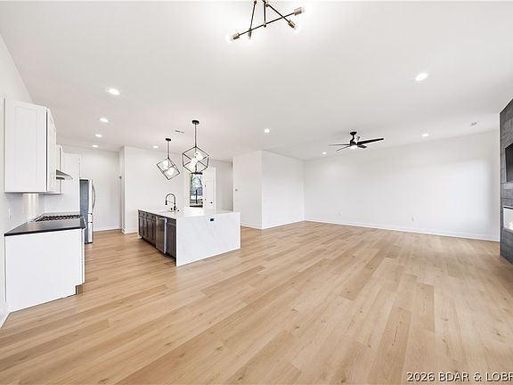3rd image of 222 Redbud Rd