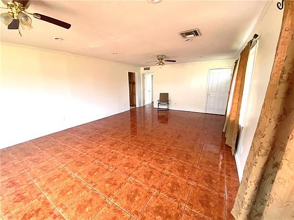 3rd image of 4935 Metropolitan Dr