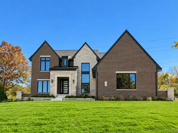 4369 The Heights Blvd, Rochester, MI 48306