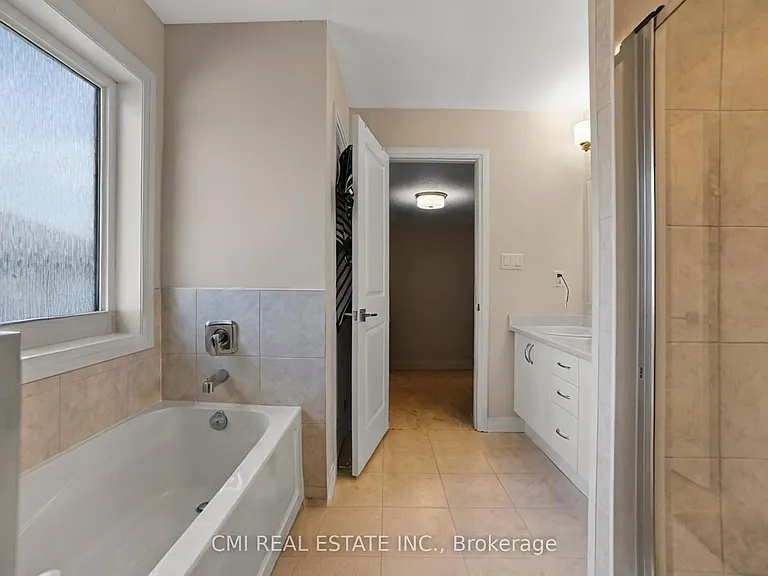 3742 Sunbank Cres — Photo 27