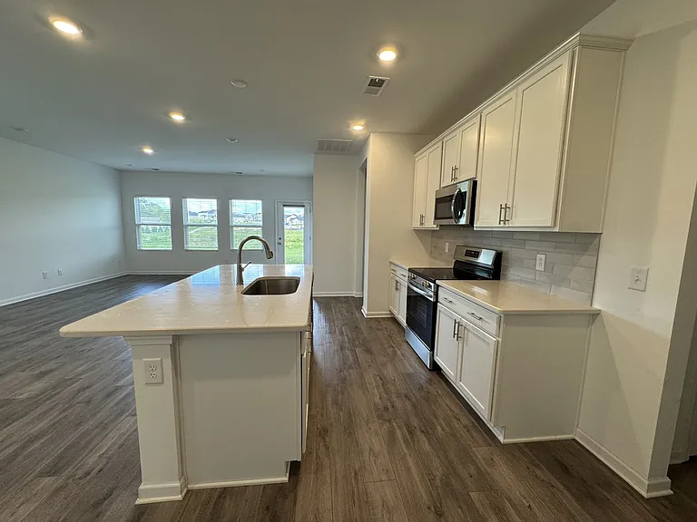 213 Charlie Pl — Photo 3