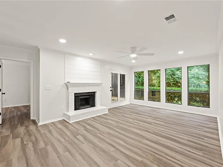 521 Warm Springs Cir — Photo 2