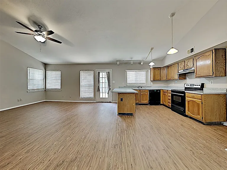 2821 Carnaby Ln — Photo 3