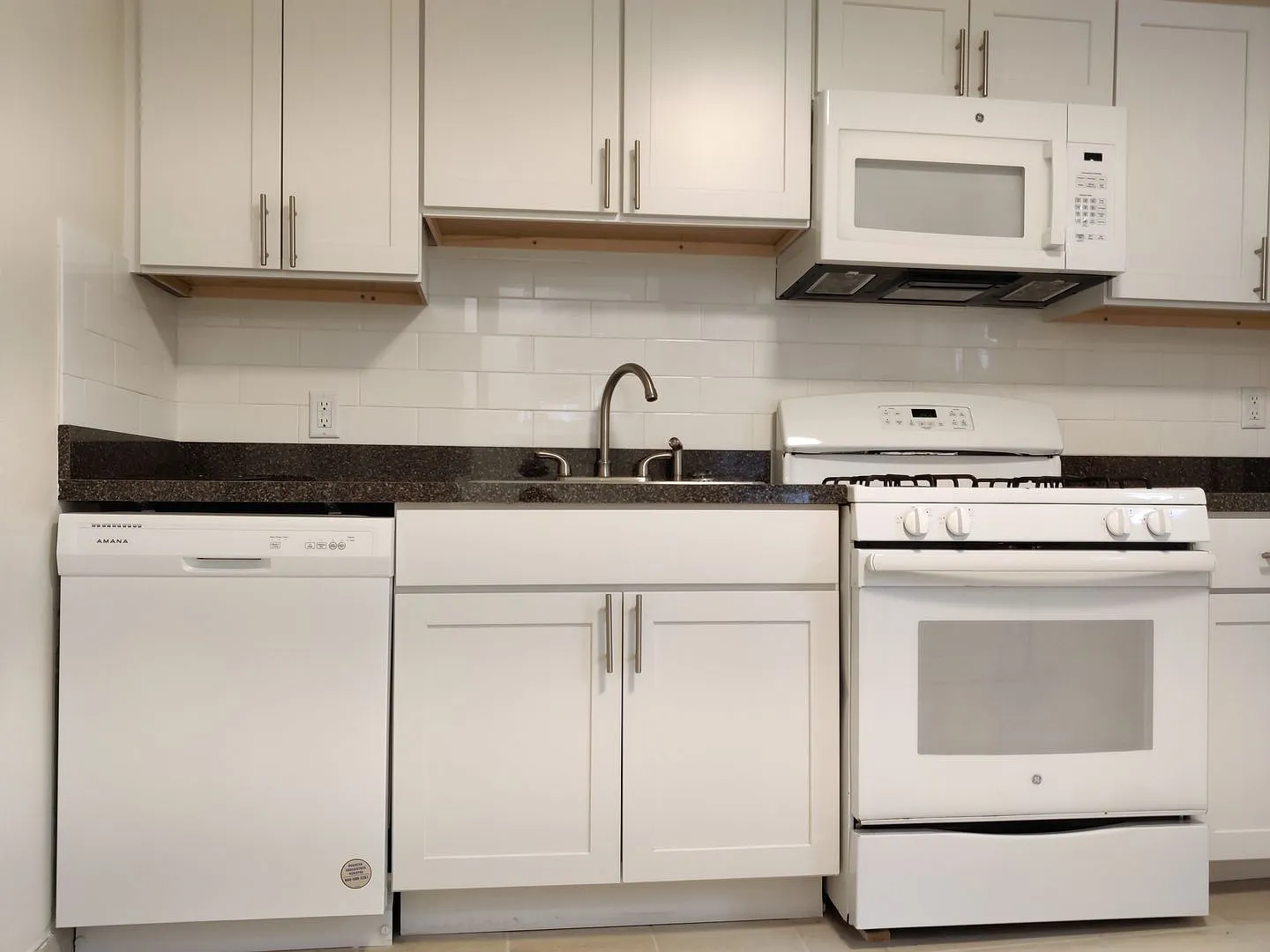 No Brokers Fee,Large Renovated Unit, Heat, Hot Water Included, Convenient Location, Laundry on a ... — Photo 4