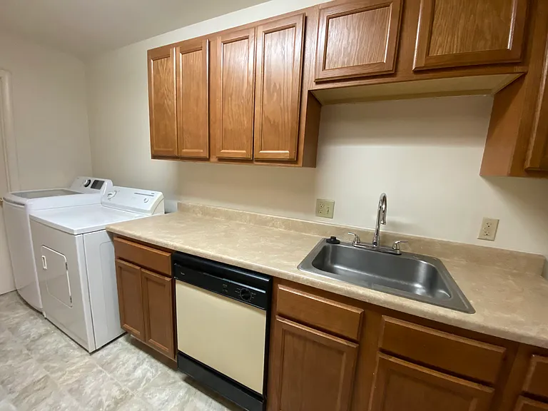 County Green Apartments — Photo 77