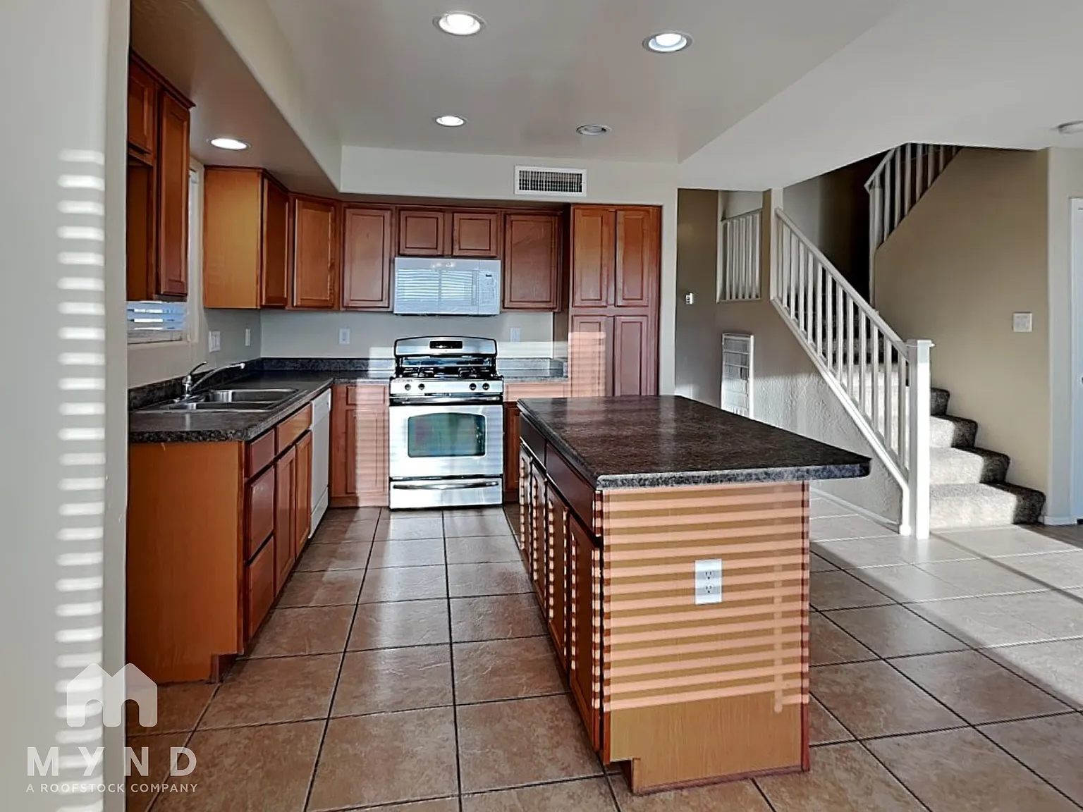 4 bed, 2.5 bath, 2096 sqft, $2,065 — Photo 4