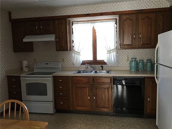 2nd image of 412 Hazzard St