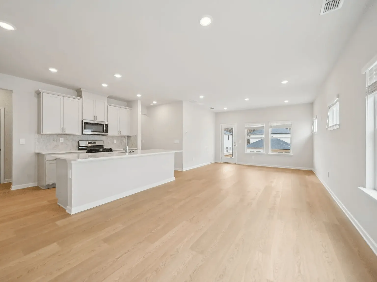 4 bed, 2.5 bath, 1934 sqft, $2,600 — Photo 4