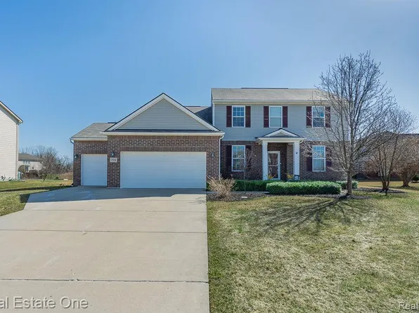 794 Wynstone Cir S, Oakland, MI 48363