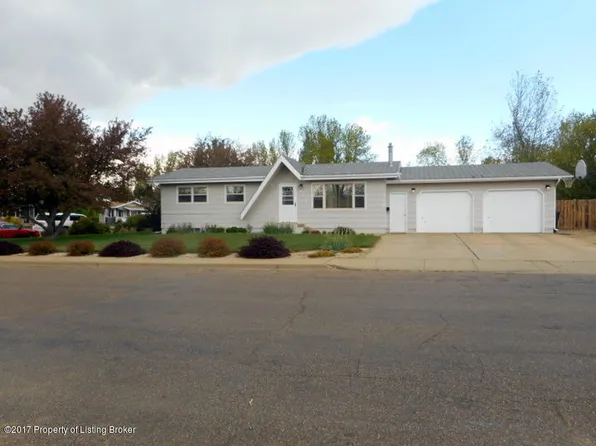 867 Franklin St, Dickinson, ND 58601