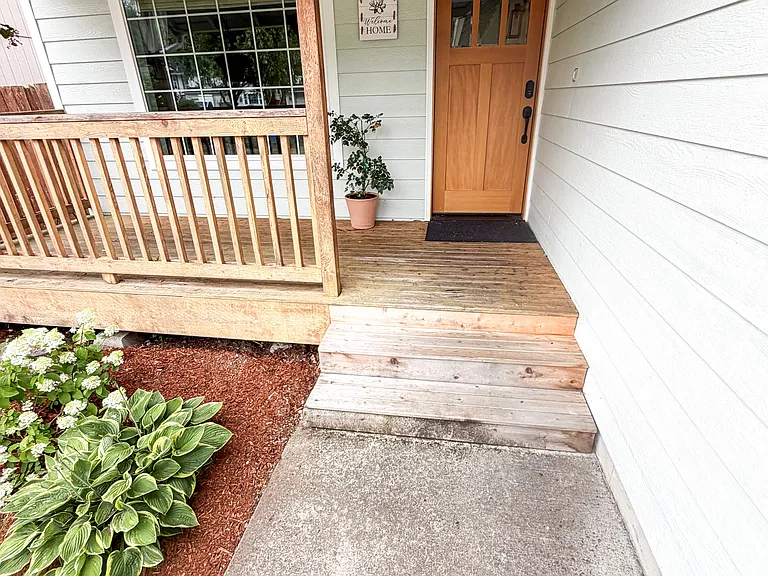 745 Riverside Ln E — Photo 3