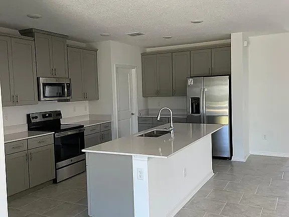 6 bed, 2570 sqft, $3,150 — Photo 4