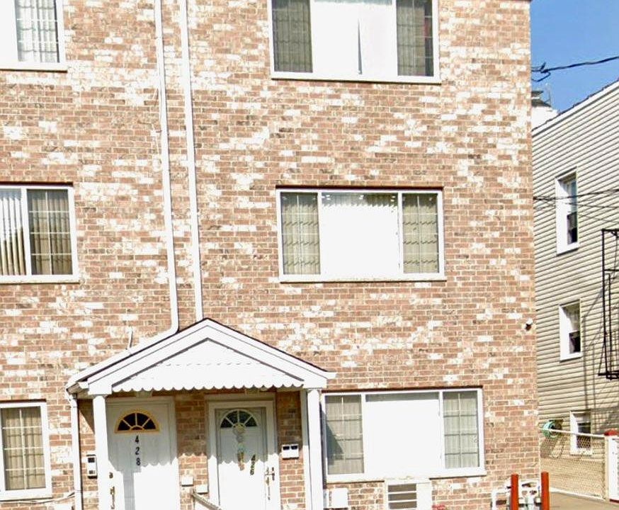 1st image of 426 Quincy Ave