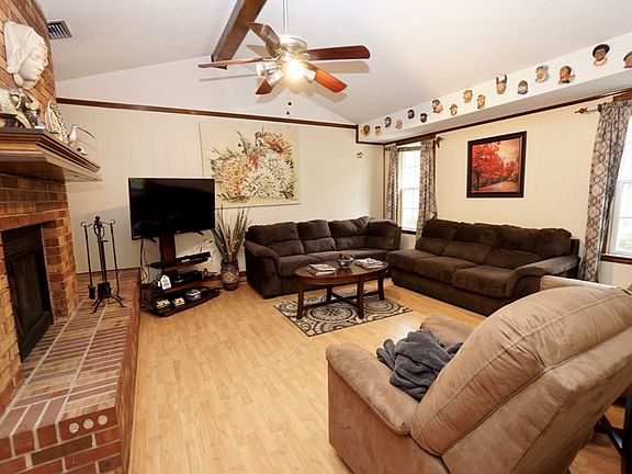 3rd image of 2306 Camden Cir