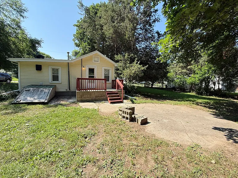 906 Helena Ave — Photo 3