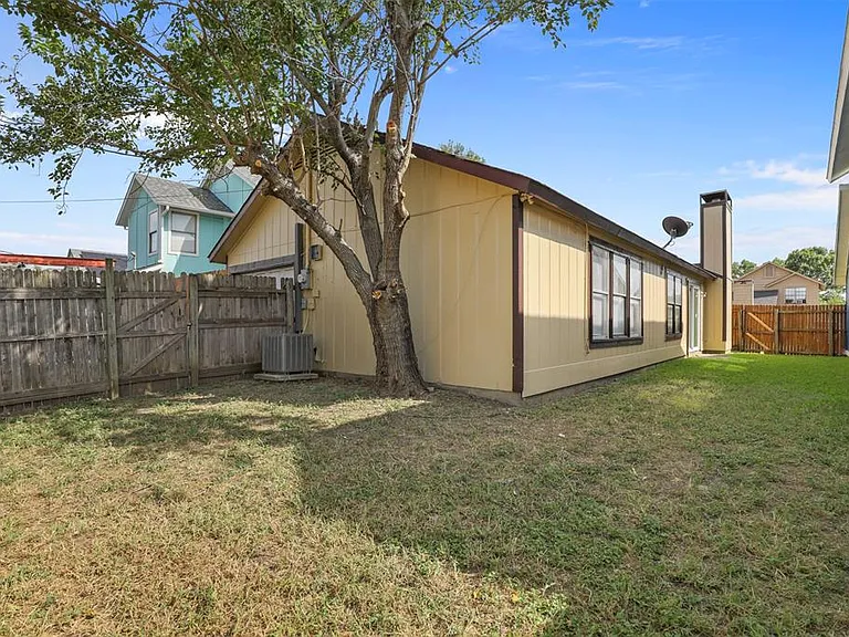 10311 Tamworth Dr — Photo 36