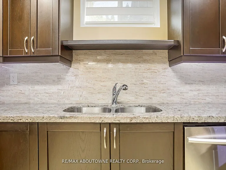 2235 Grenville Dr — Photo 32