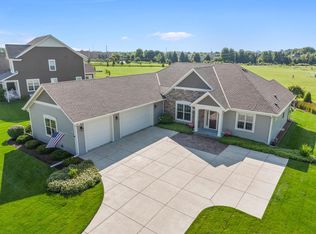 W77N420 Prairie View Rd, Cedarburg, WI 53012