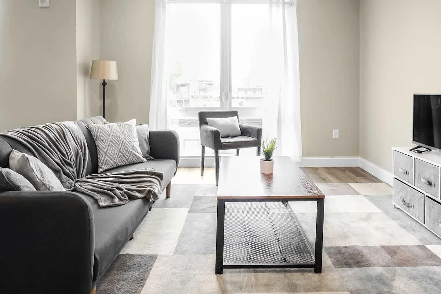 1 bed, 1.0 bath, 570 sqft, $3,460 — Photo 2