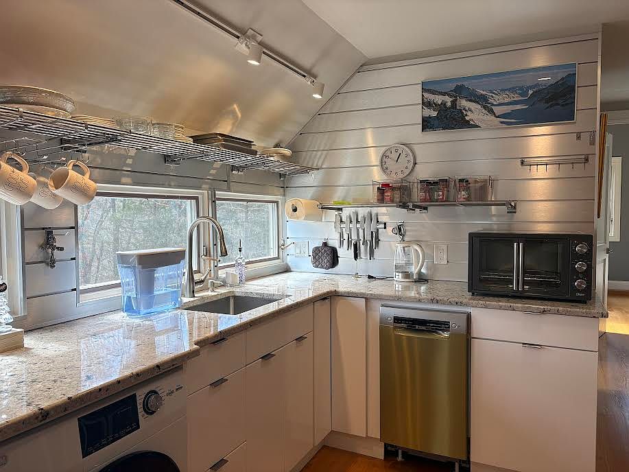 1st image of 621 Gilbert Stuart Rd #3