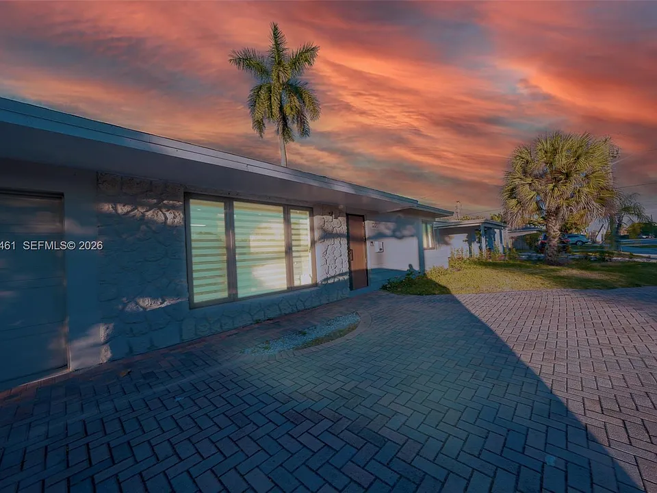 1221 W Camino Real