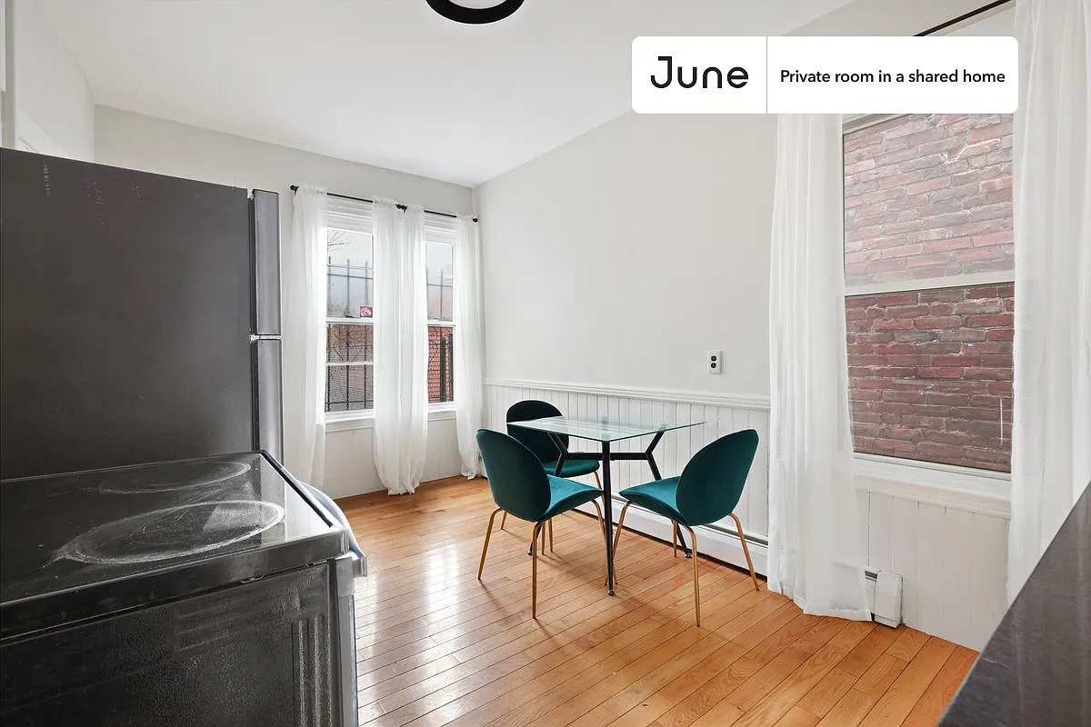 71 School St — Photo 3
