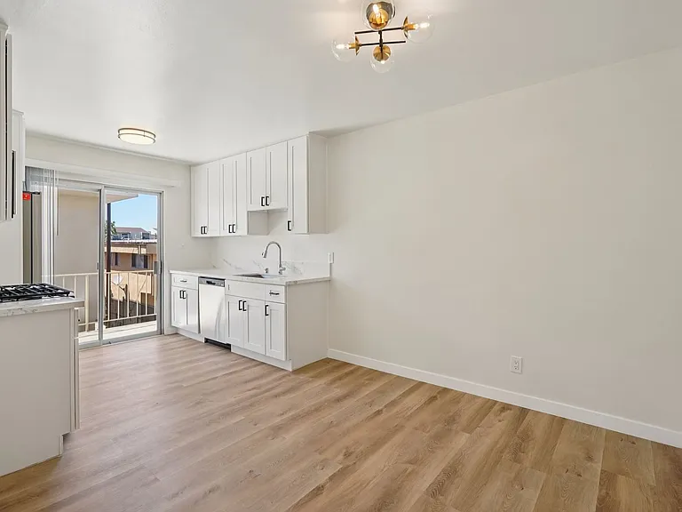 437 & 441 W Queen St — Photo 17