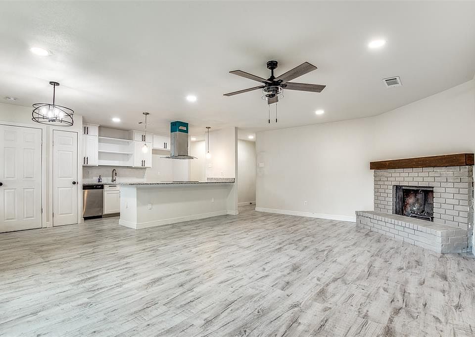 1st image of 521 Windsor Dr #521