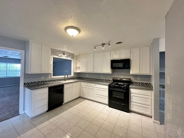 1801 Glendale Dr — Photo 7