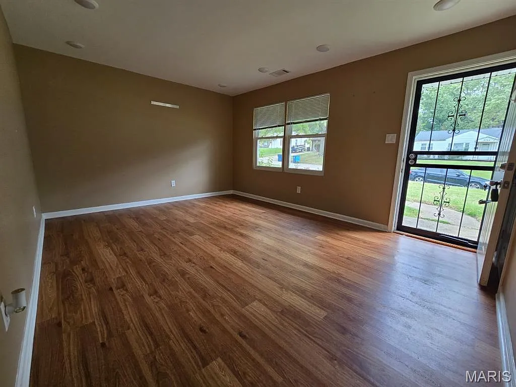 3 bed, 1.0 bath, 1032 sqft, $1,300 — Photo 2