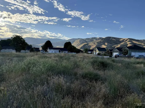 111 S Riverside Dr, Horseshoe Bend, ID 83629