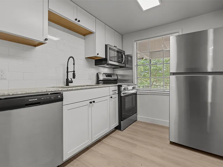 515 W Houston St #515 — Photo 6