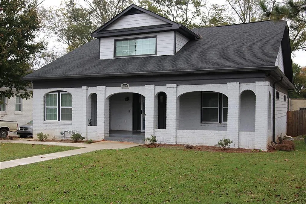 5 bed, 3.0 bath, 3262 sqft, $4,400 — Photo 2