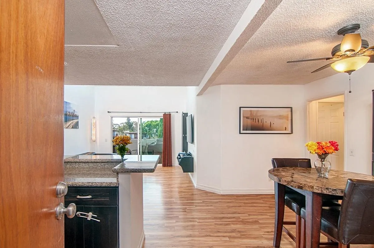 2 bed, 900 sqft, $2,550 — Photo 4