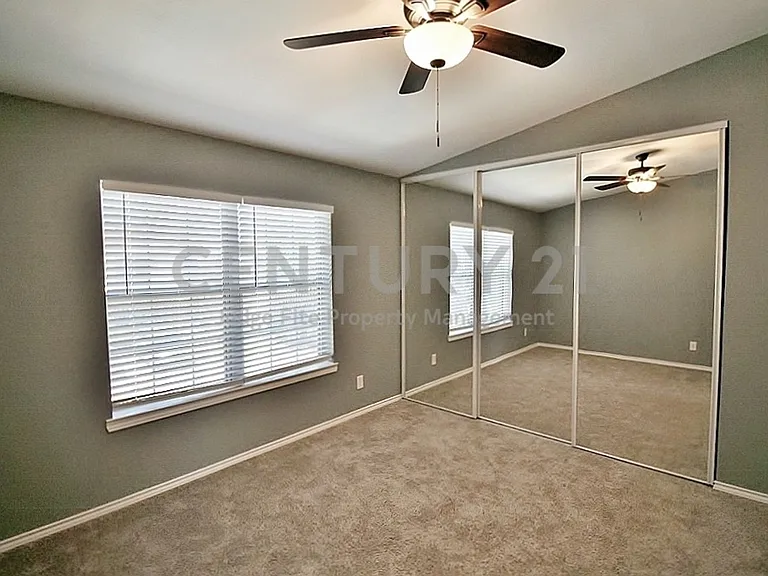 921 Cedar Ter — Photo 9