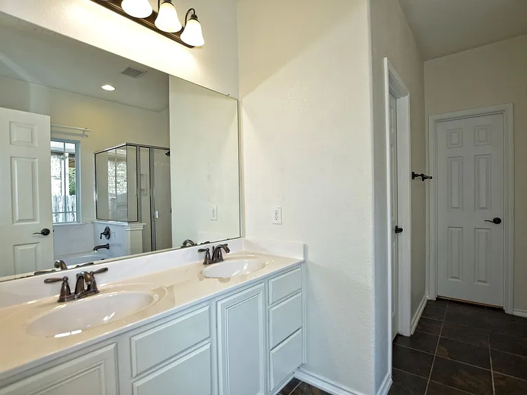 2717 Claremont Ct — Photo 21
