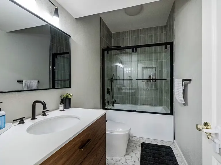 Thorndale Dr — Photo 12