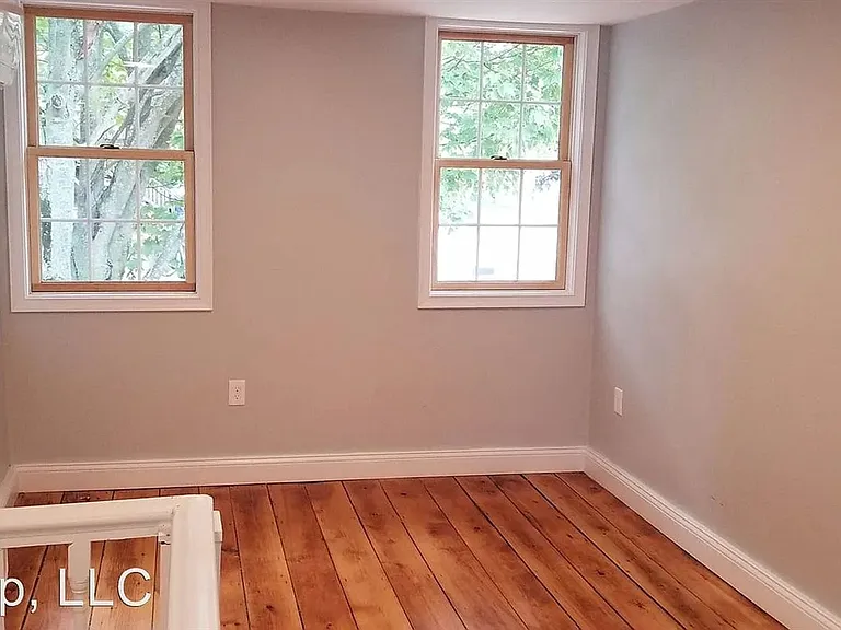 175 Pleasant St — Photo 8