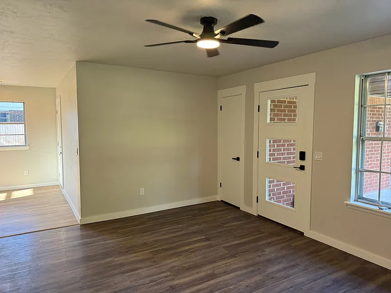 2209 Marshall Dr — Photo 7