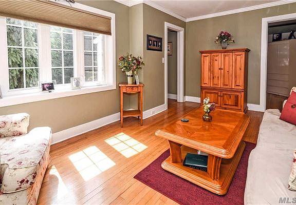 4th image of 21 Harbor Hill Rd