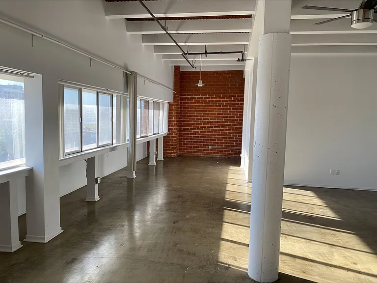 1725 W. 6th St — Photo 11